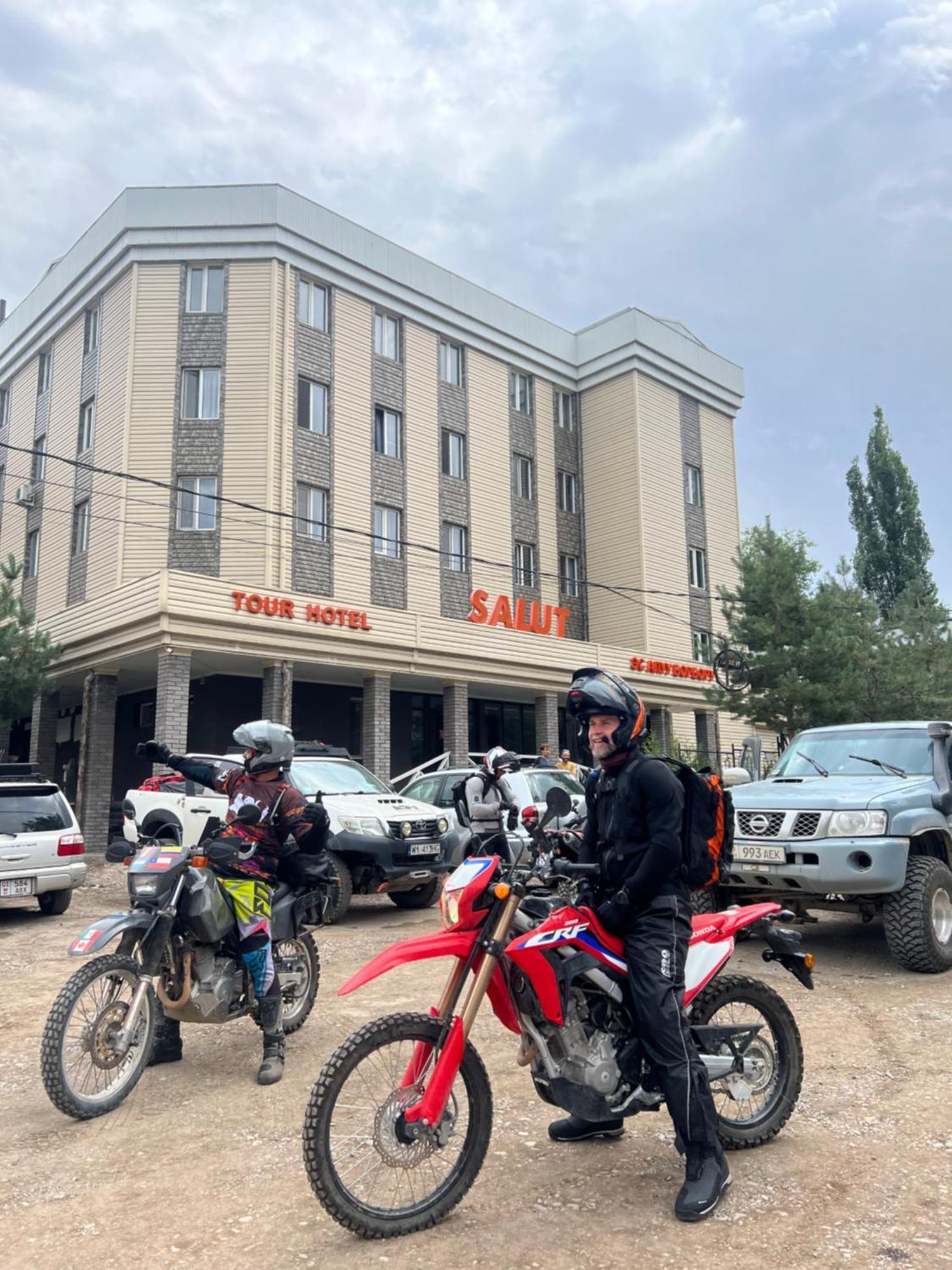 Salut Hotel Bichkek Extérieur photo
